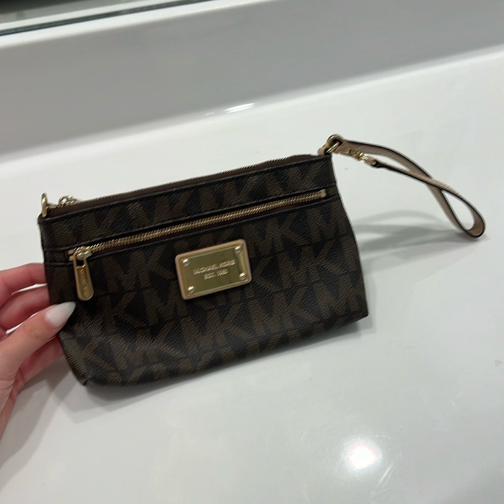Medium Michael Kors Wristlet